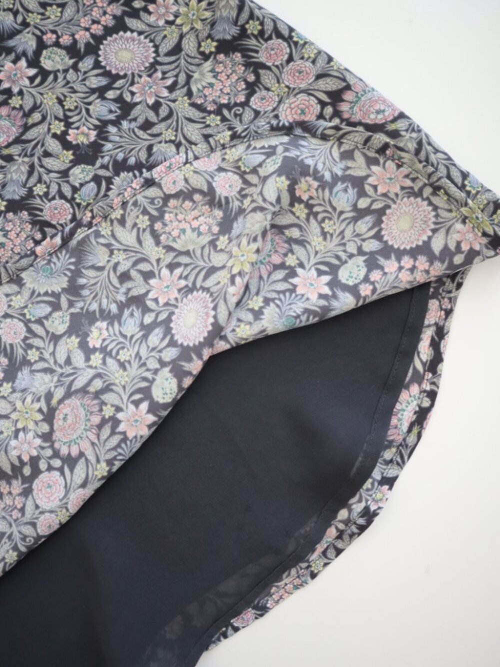 LOFT Floral Strappy V-Neck Cami | M - Picture 5 of 6